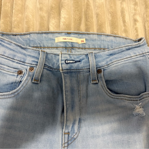 726 Levi’s women’s flare light blue distressed jeans - Picture 1 of 5